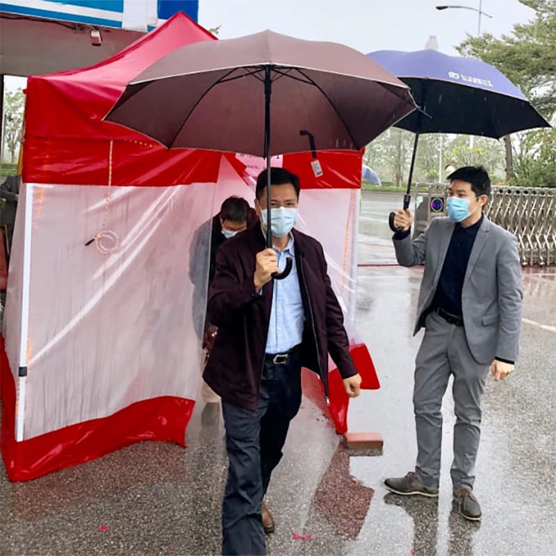 听取复工领导小组负责人介绍近期防疫工作安排和部署