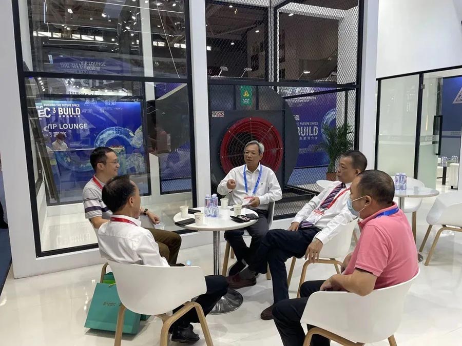 合和集团集团副董事长潘永祥先生，集团董事&总裁唐业强先生与各方宾客愉快畅谈。